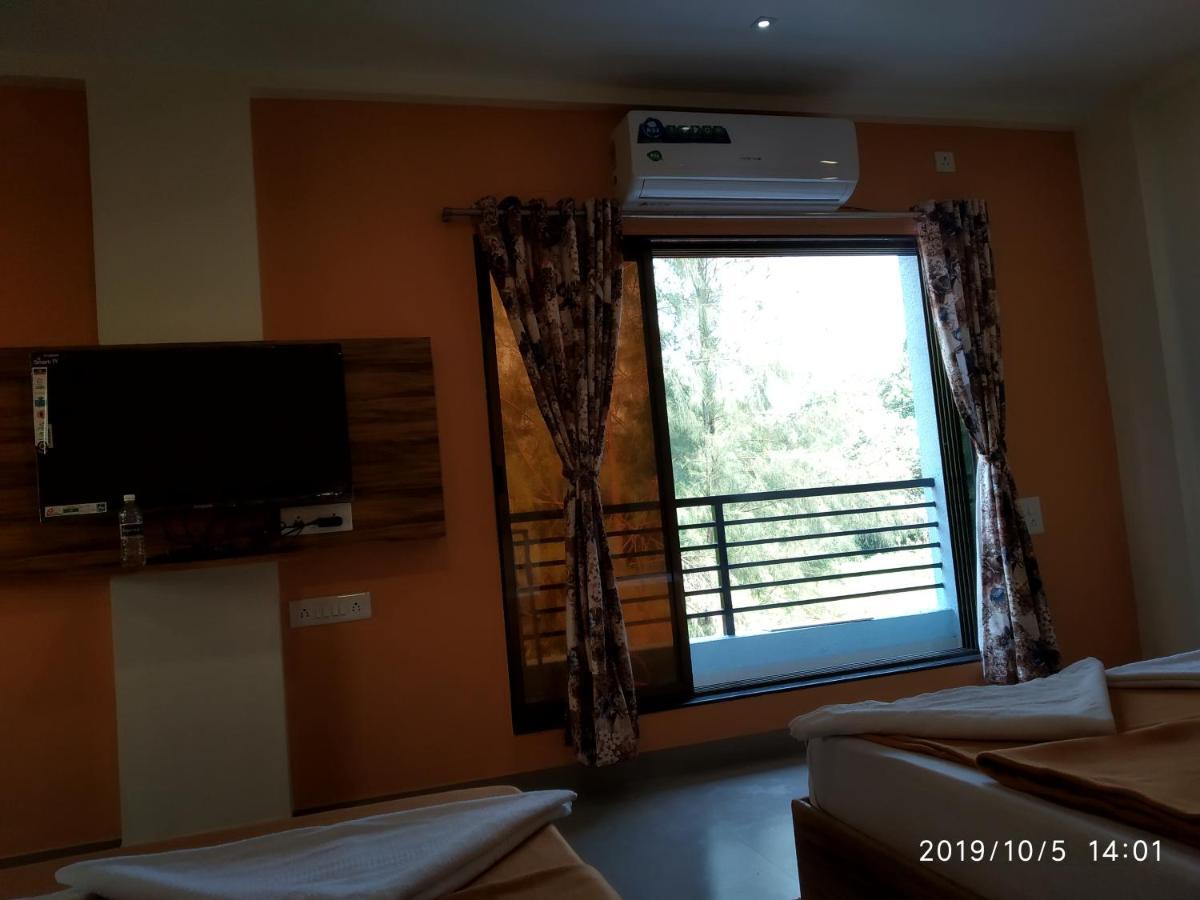 Lotus Hotel Nagaon Beach Алибаг Экстерьер фото
