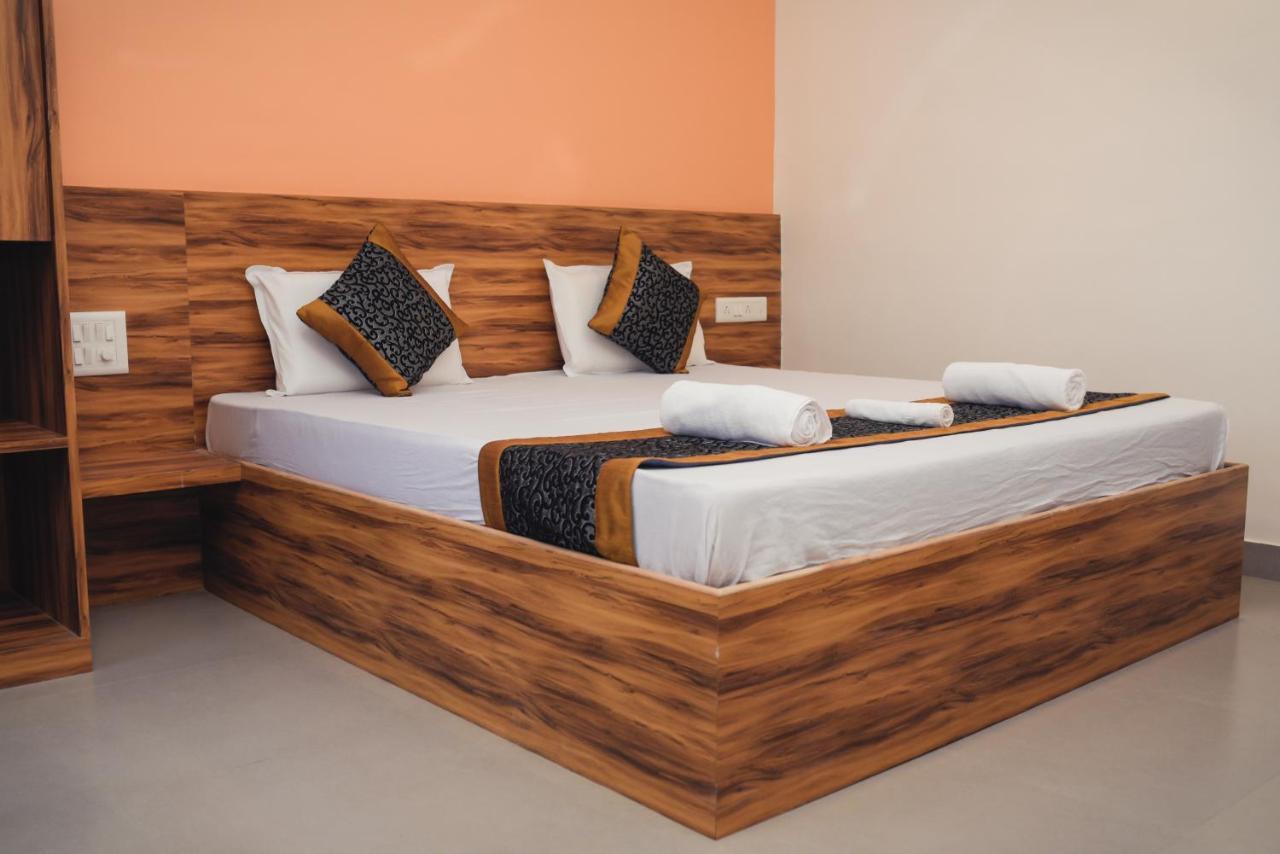 Lotus Hotel Nagaon Beach Алибаг Экстерьер фото