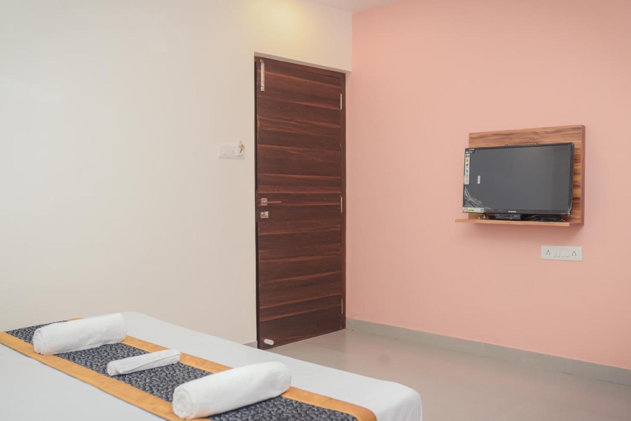 Lotus Hotel Nagaon Beach Алибаг Экстерьер фото