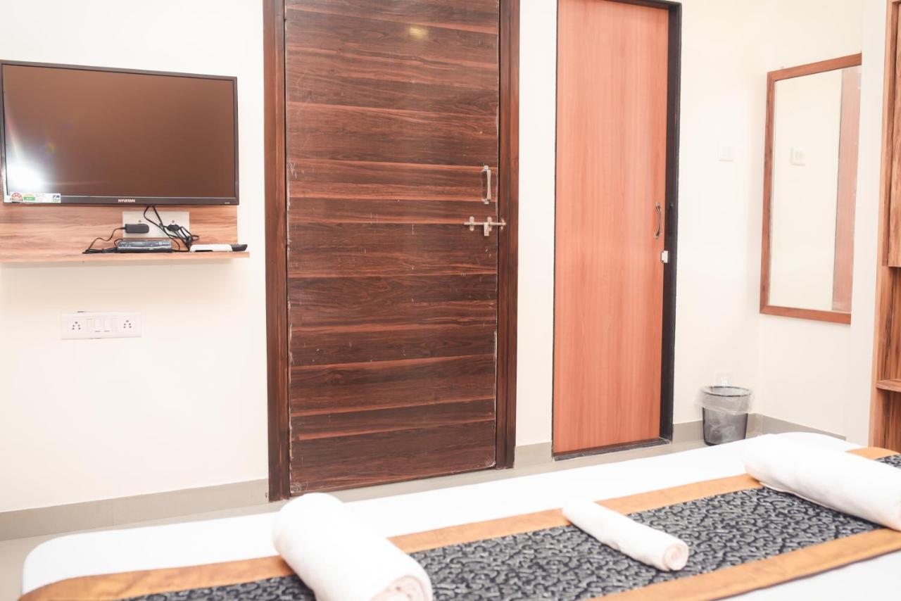 Lotus Hotel Nagaon Beach Алибаг Экстерьер фото